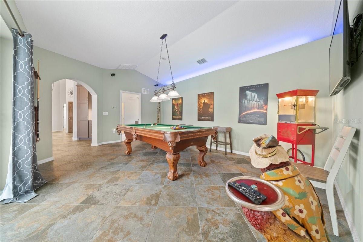 Large bonus room suited for multiple setups