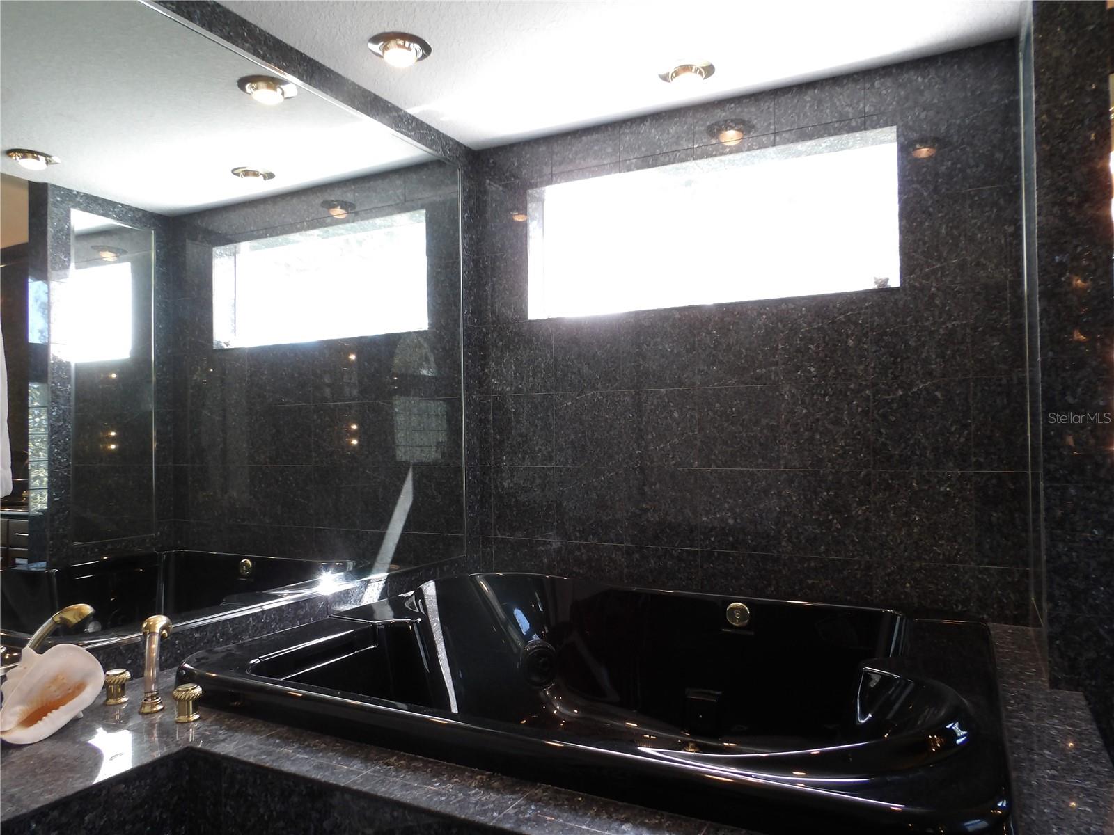 En-suite private jacuzzi tub
