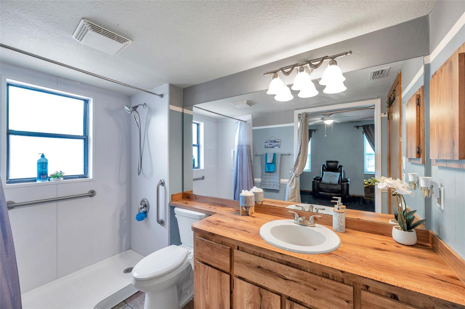 Hall Bathroom is accessible and has a private entrance from the back bedroom and the hallway