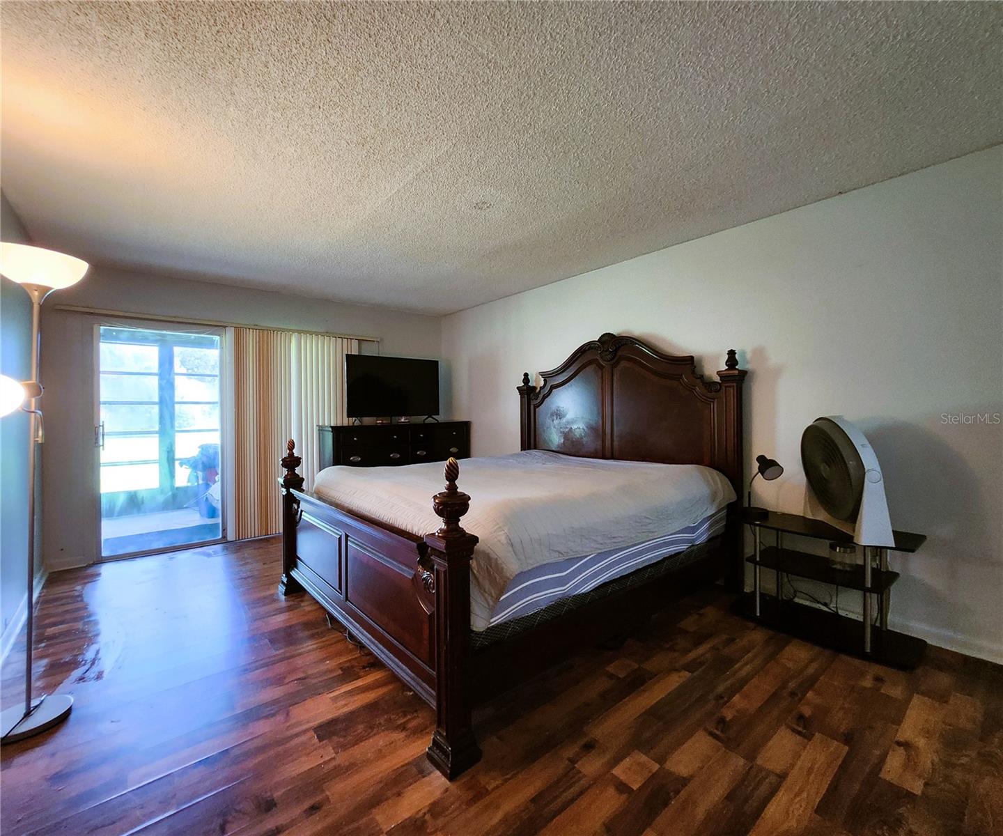 Very Spaciouis Master with access to the Florida Room
