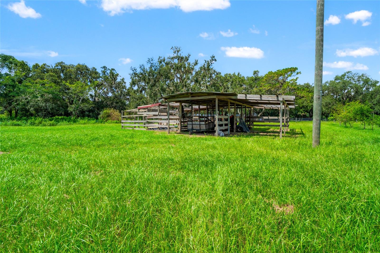9 stall stable.....needs some TLC