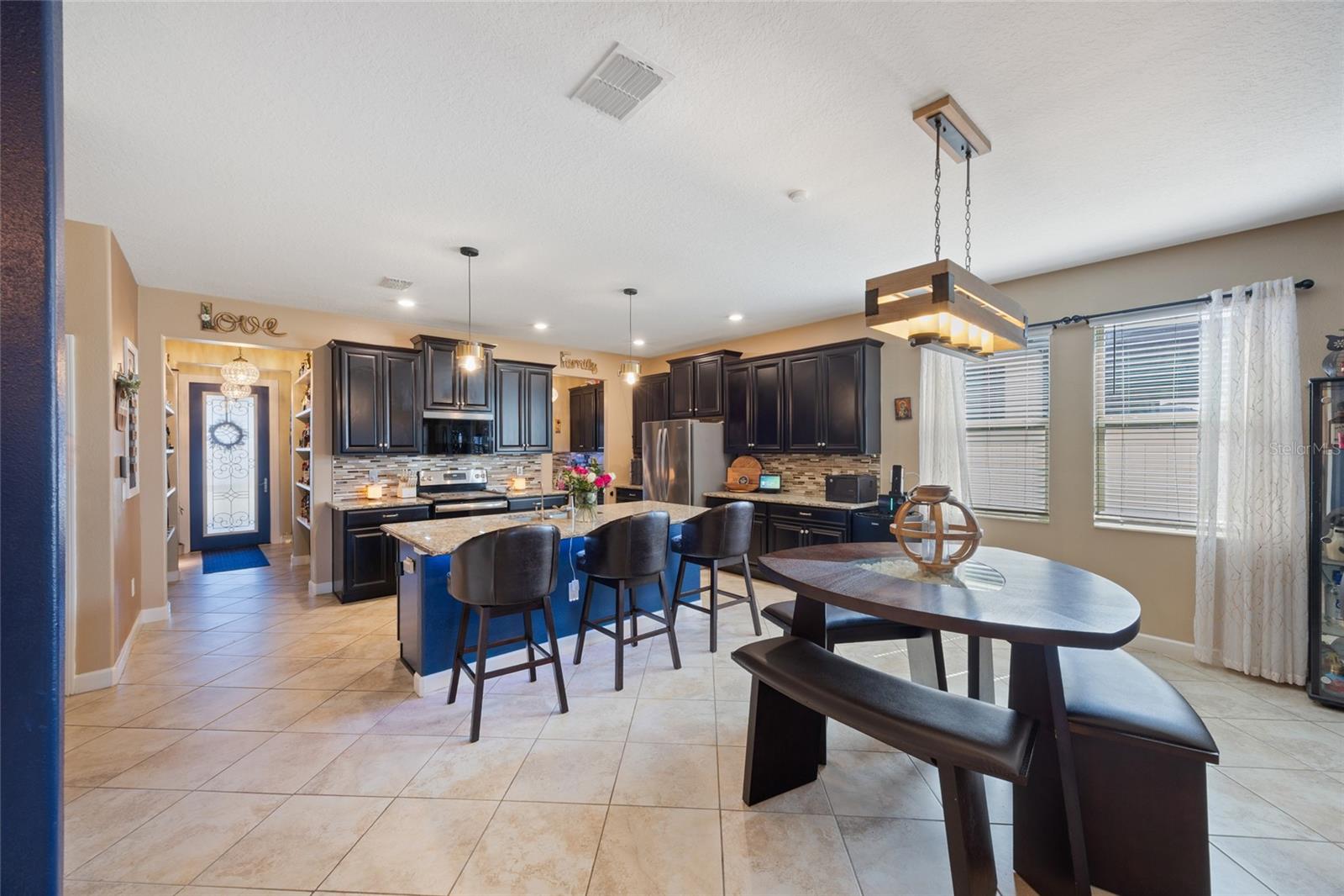 Open Floorplan-Breakfast Bar