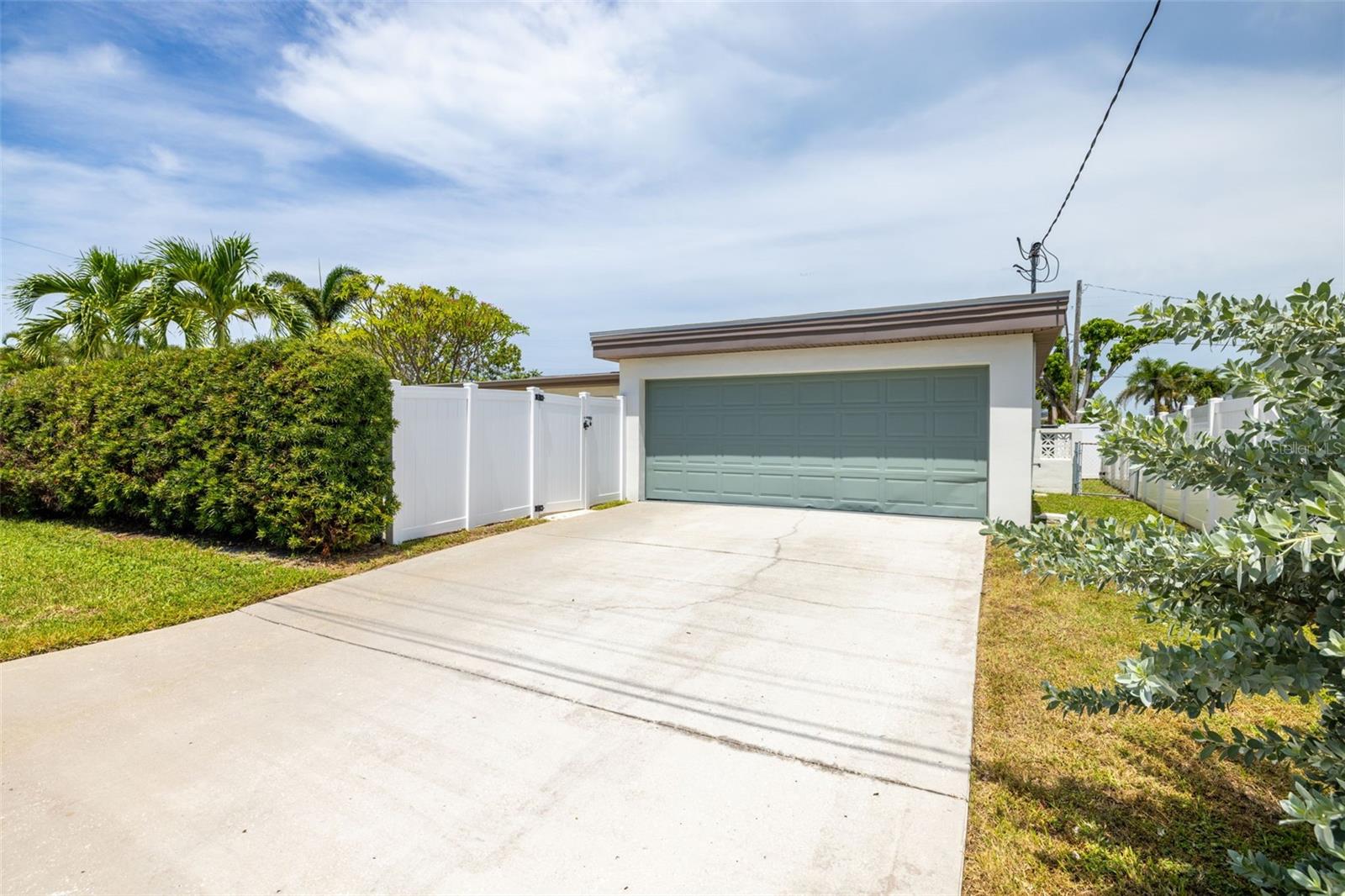 Attached 2 car garage