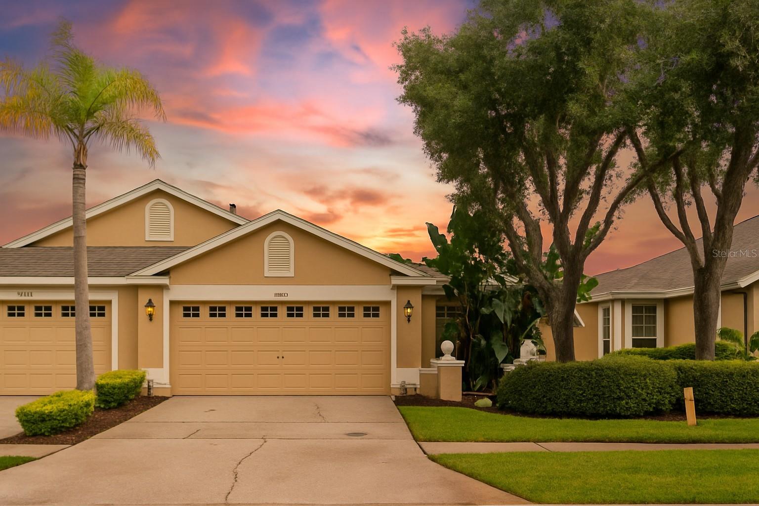 Maintenance-free one story villa with 2 car garage