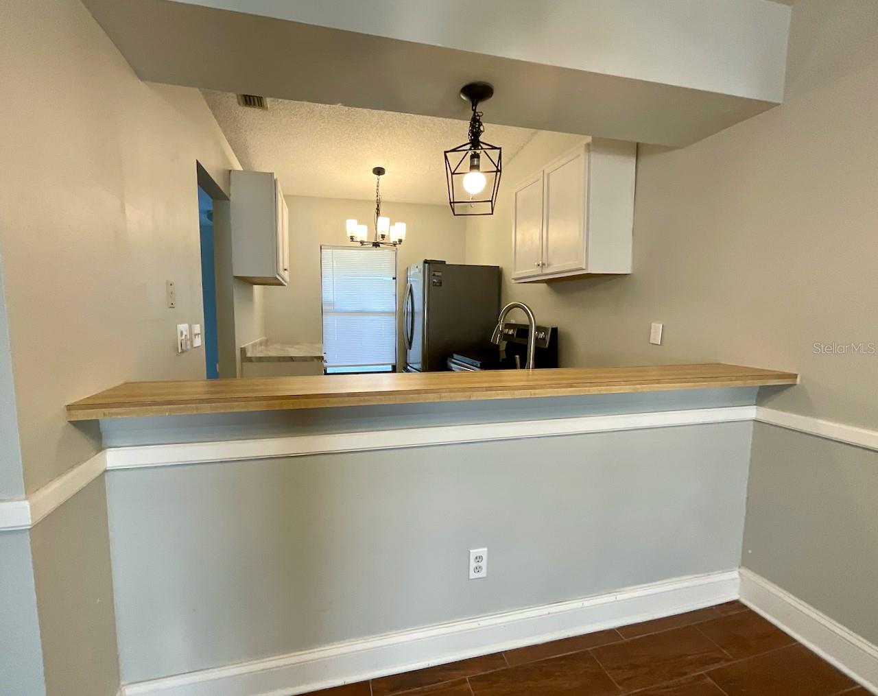9-Breakfact bar in combo dining living room