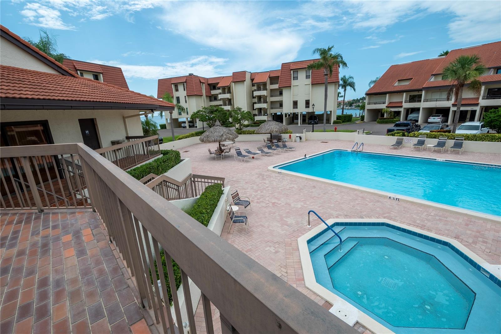 Clubhouse spa and pool