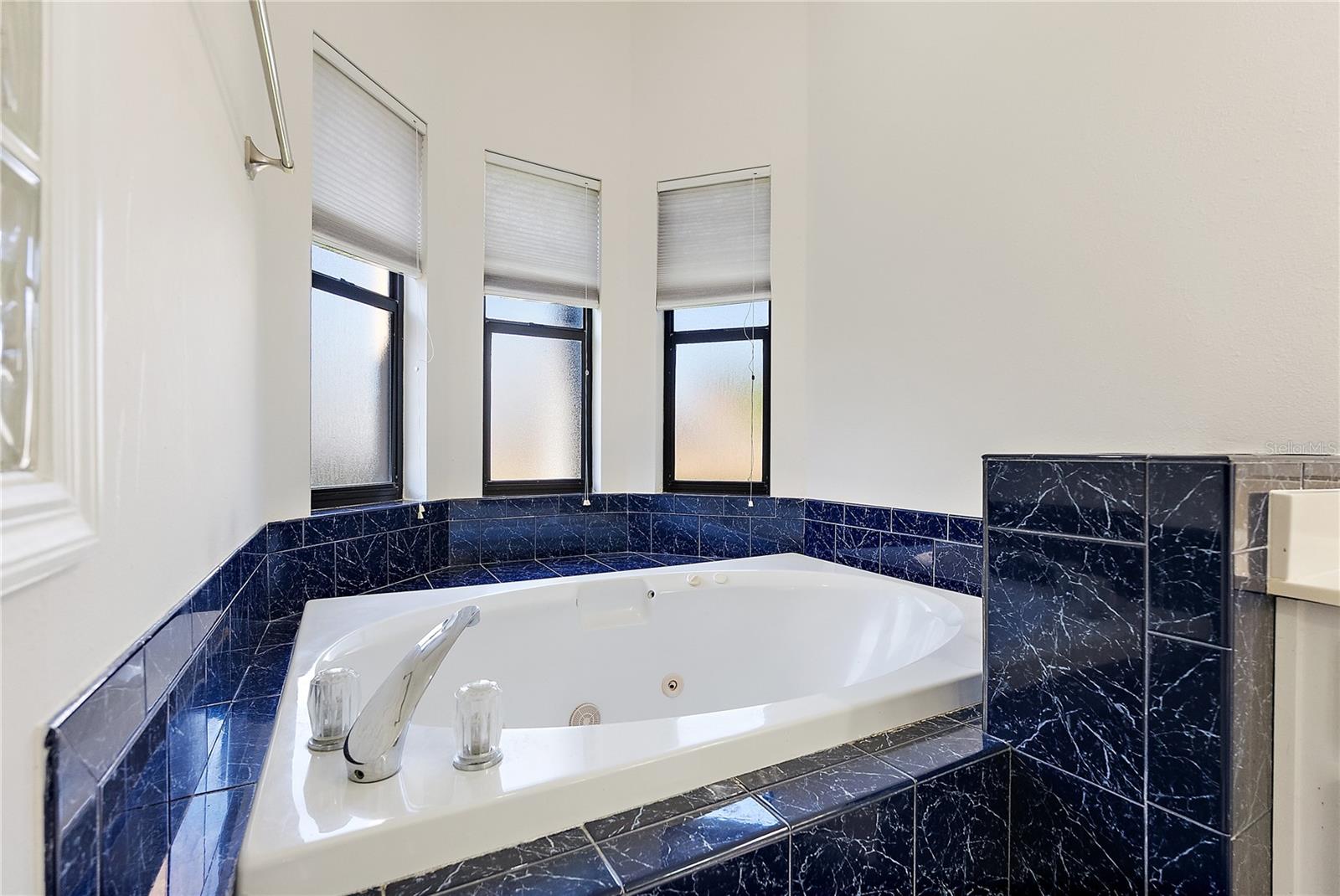 soaking tub with bay window