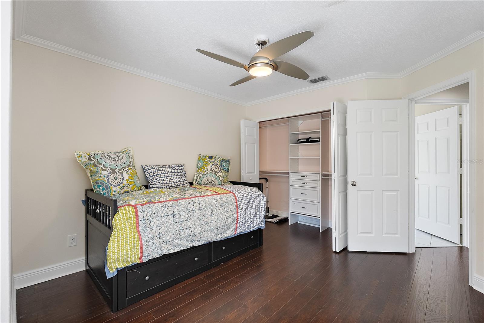 Day trundle bed conveysceiling fan