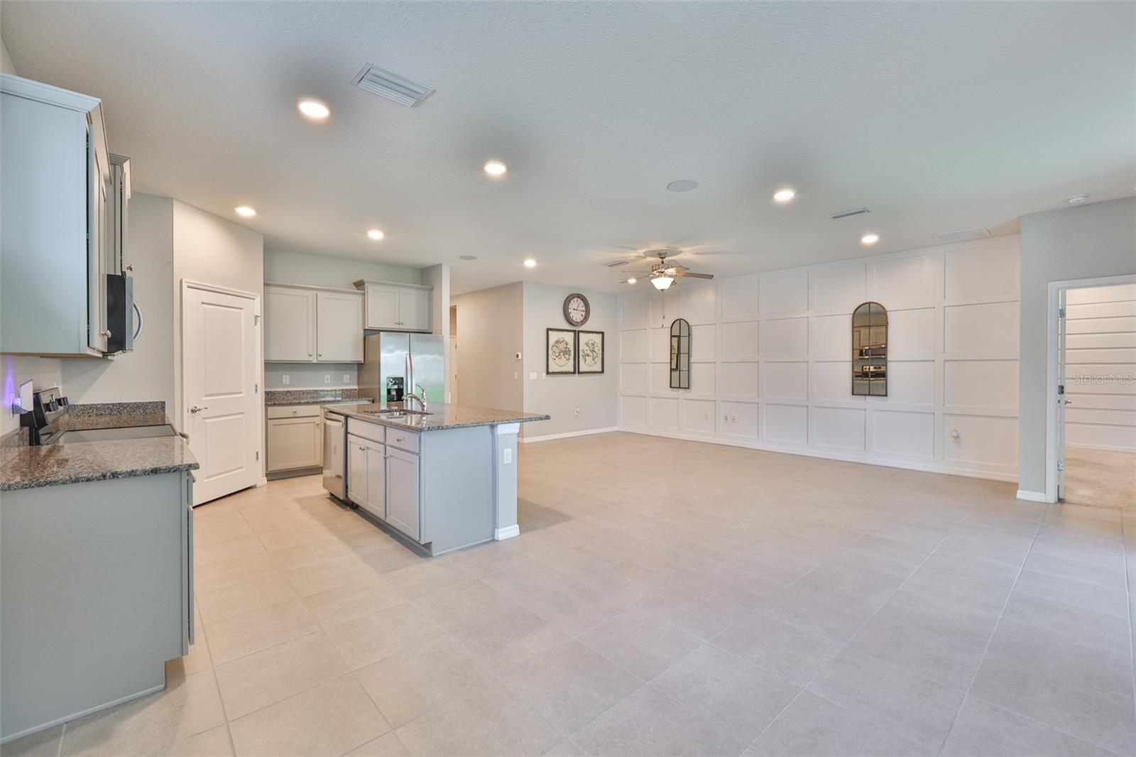 Livingroom /Family room/Kitchen
