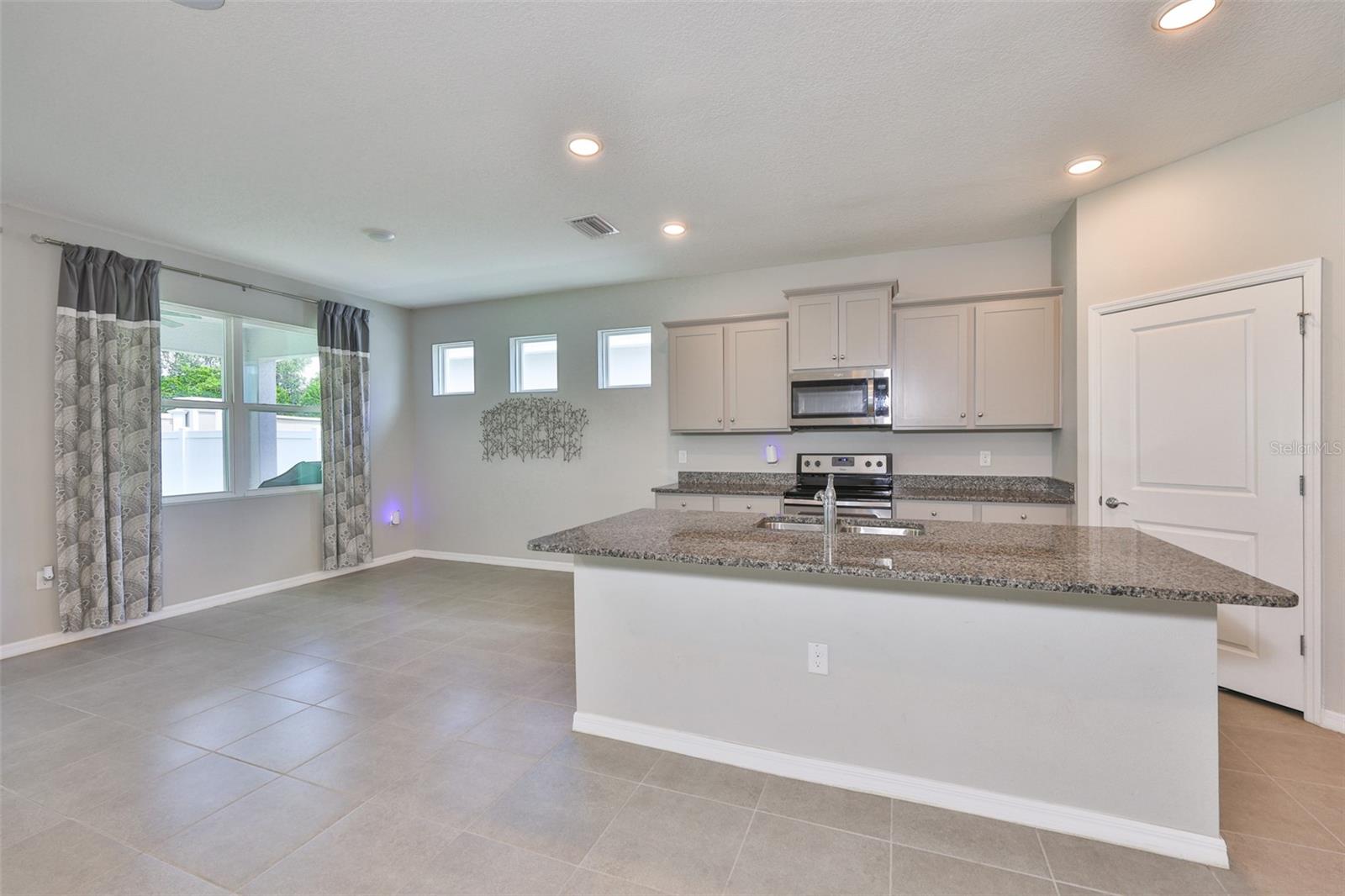 Livingroom /Family room/Kitchen