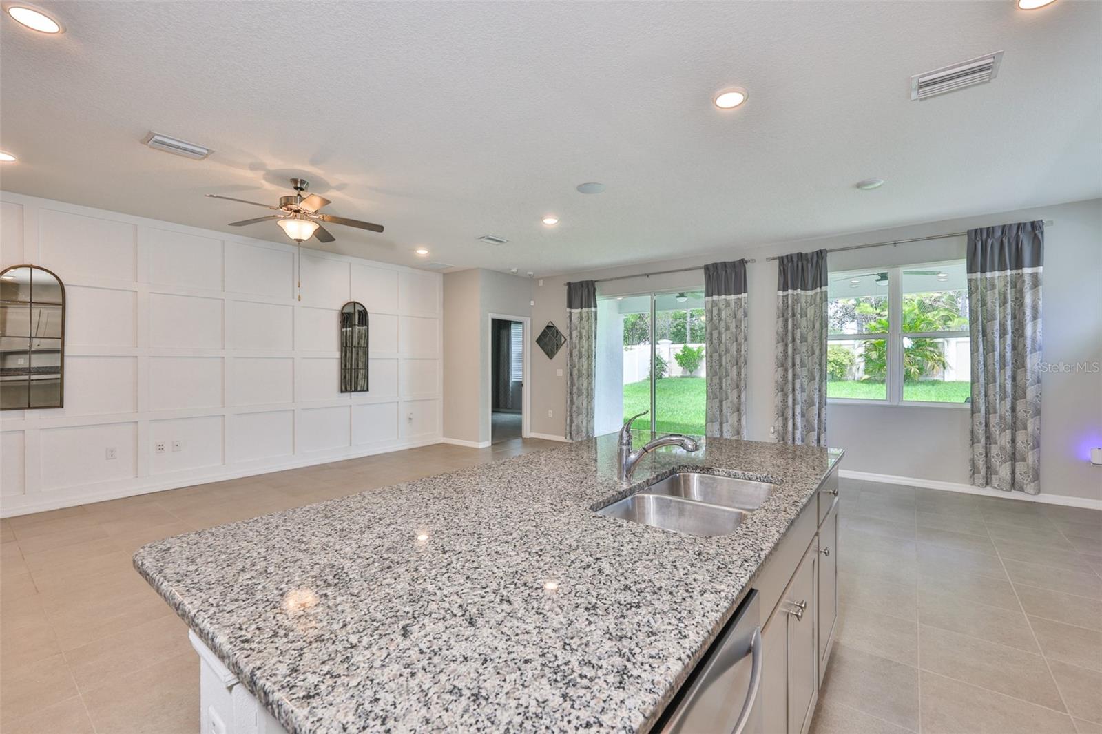 Livingroom /Family room/Kitchen