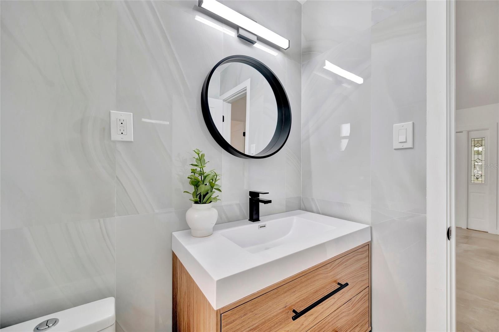 The hallway bathroom shared by the two guest rooms.