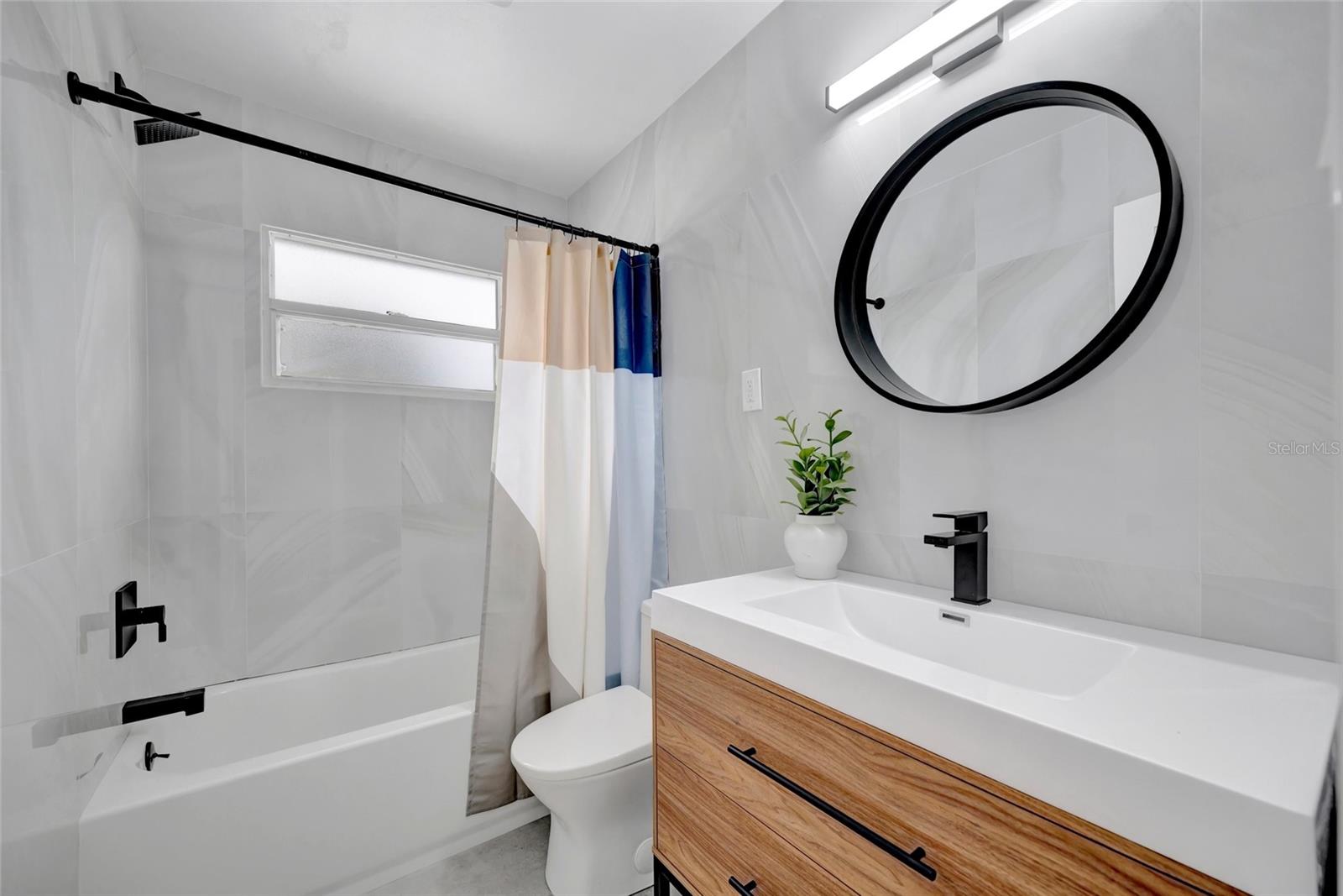 The hallway bathroom shared by the two guest rooms.