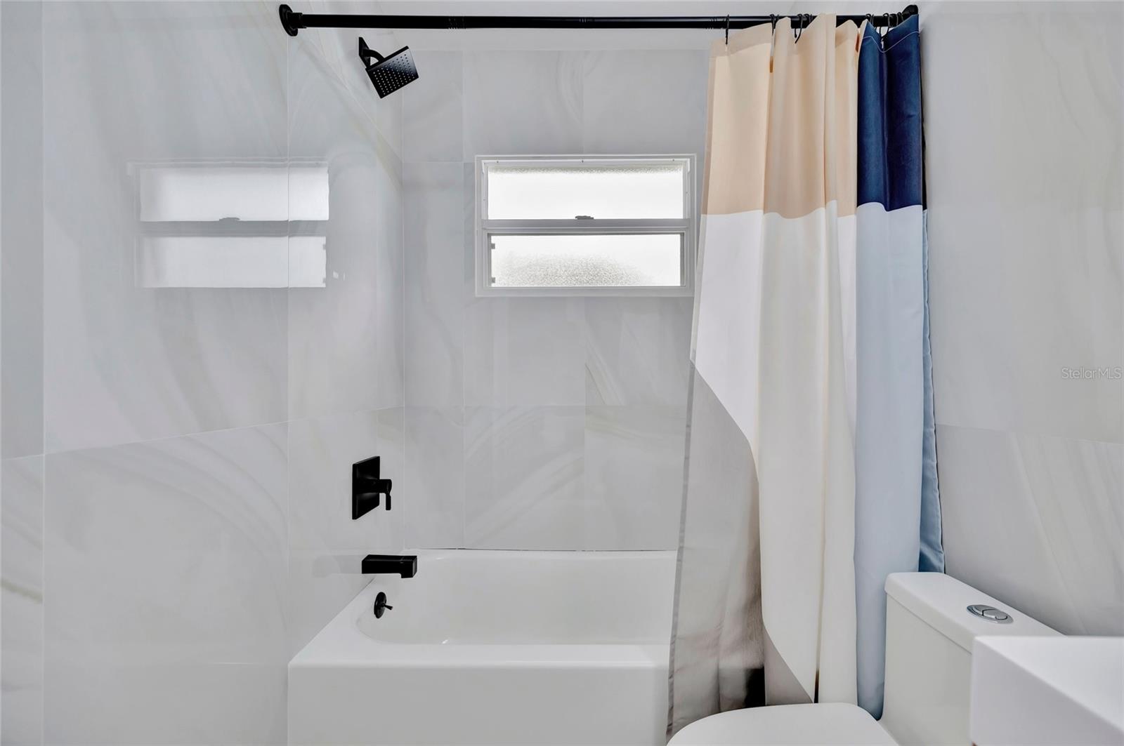 The hallway bathroom shared by the two guest rooms.