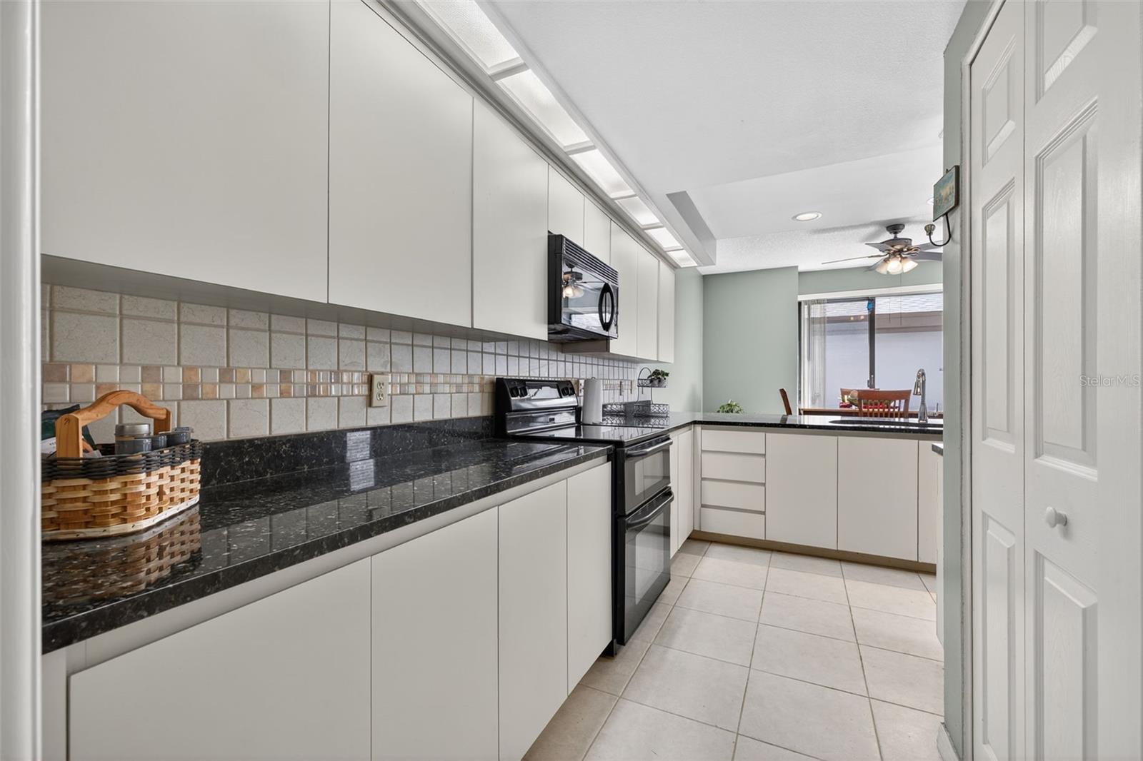 Breakfast/dining area