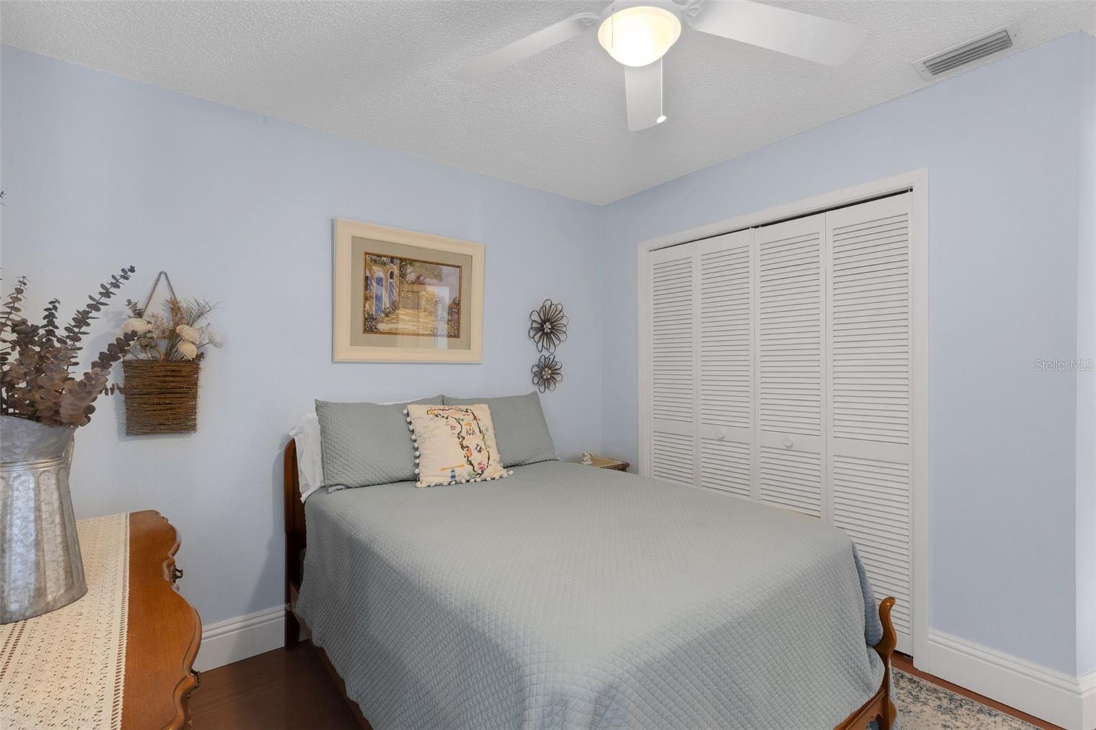 guest bedroom with ceiling fan
