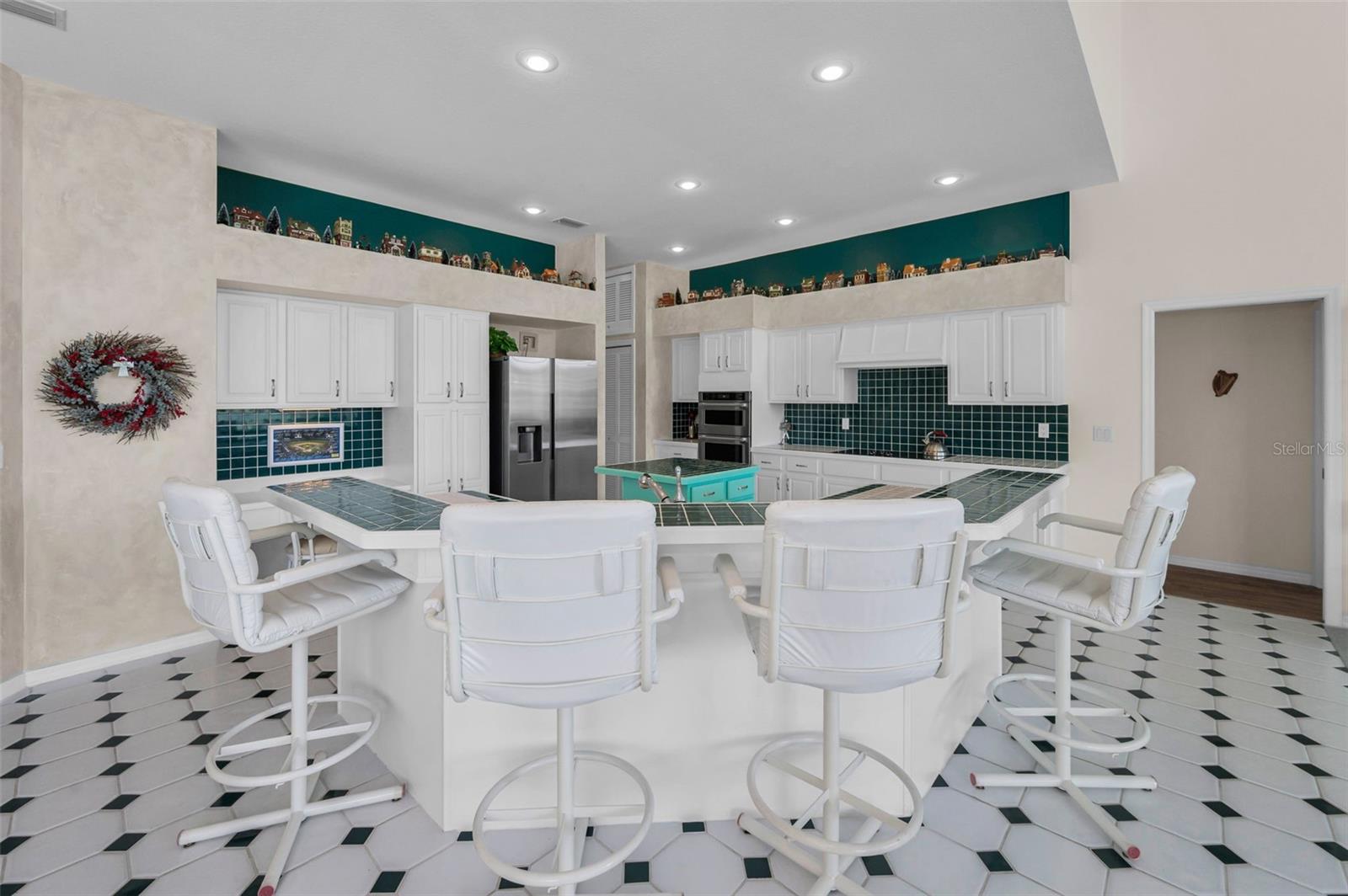 Large Open Kitchen w/Breakfast Bar