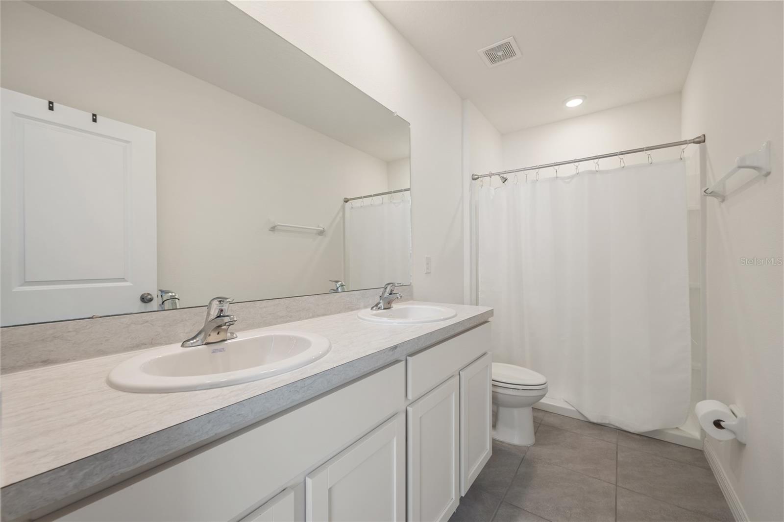 Primary en suite bathroom