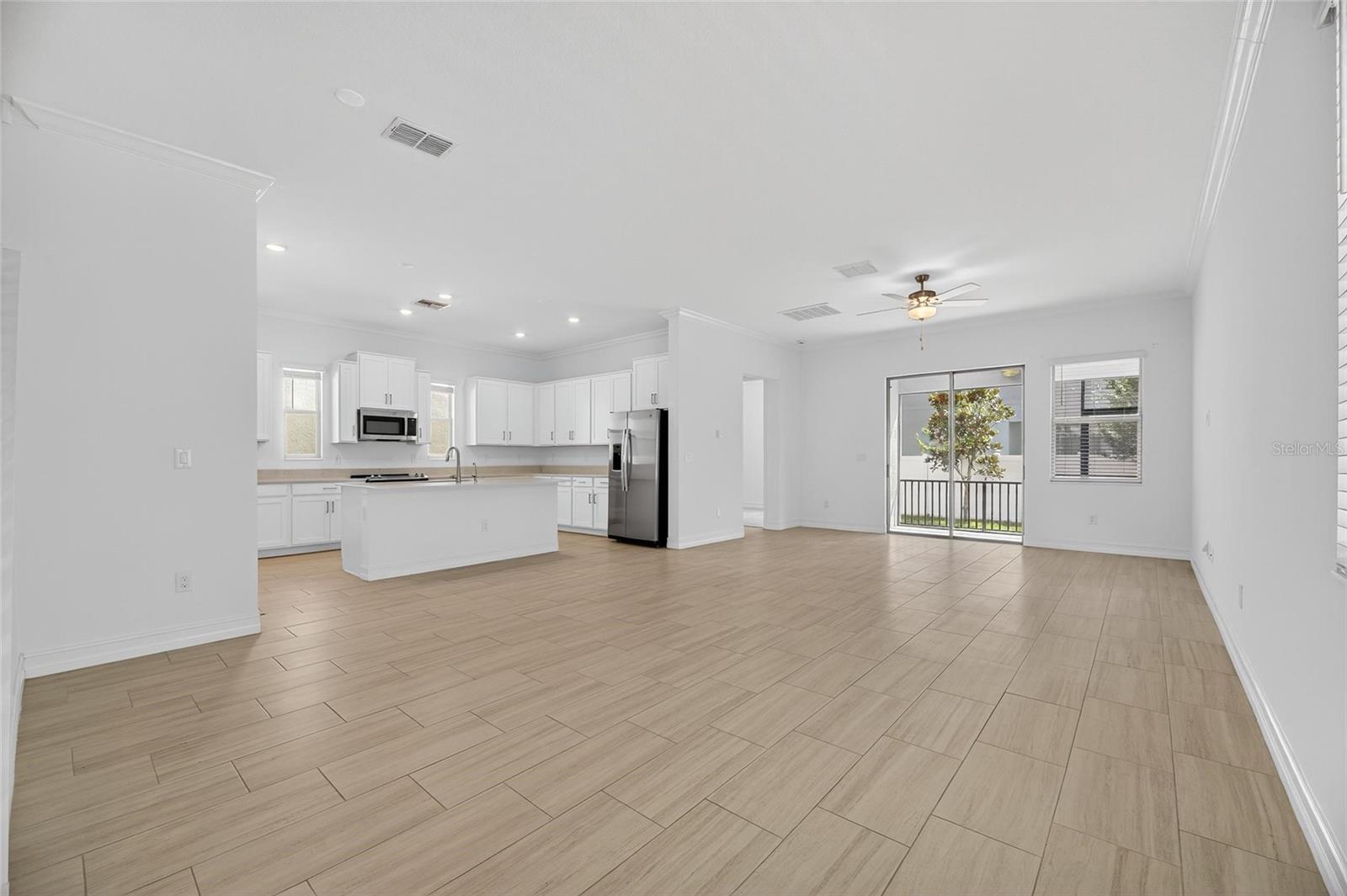 LIVING ROOM/DINING ROOM COMBO