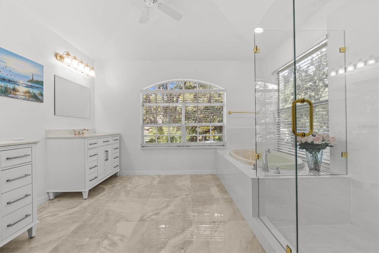 Prinary bathroom