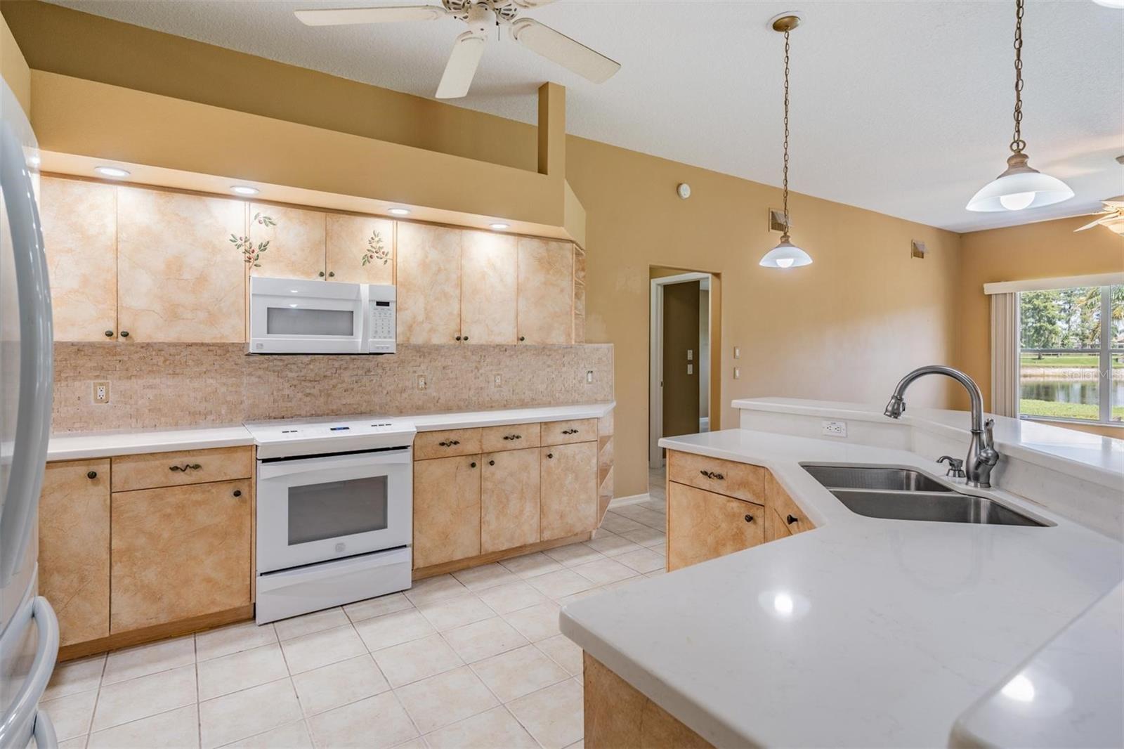 Recessed lighting and pendent lighting is a plus