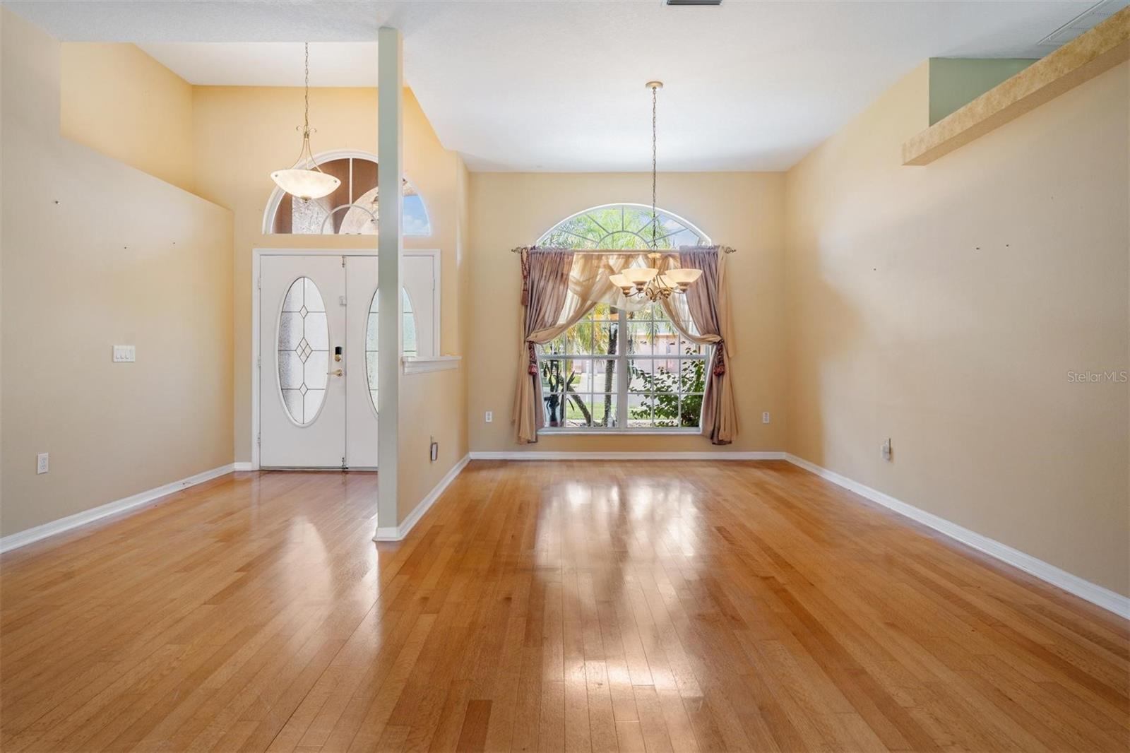 Dining area adjoins foyer