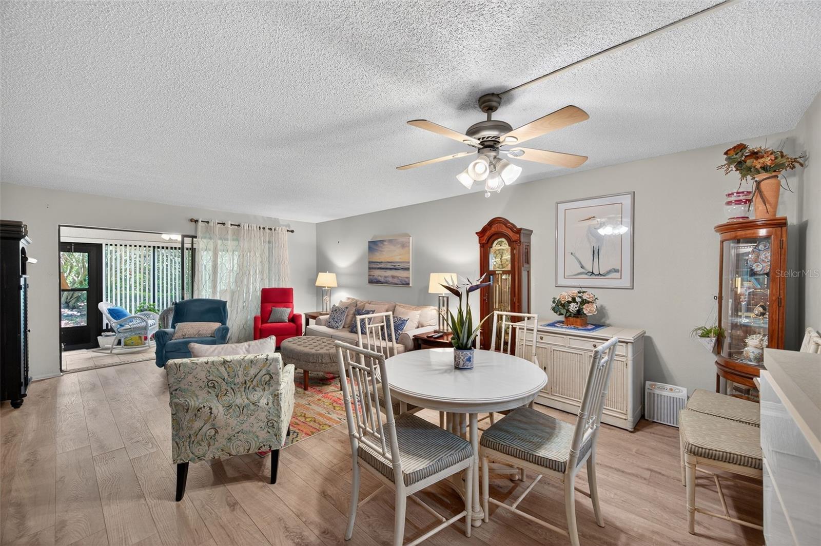 Living room dining room