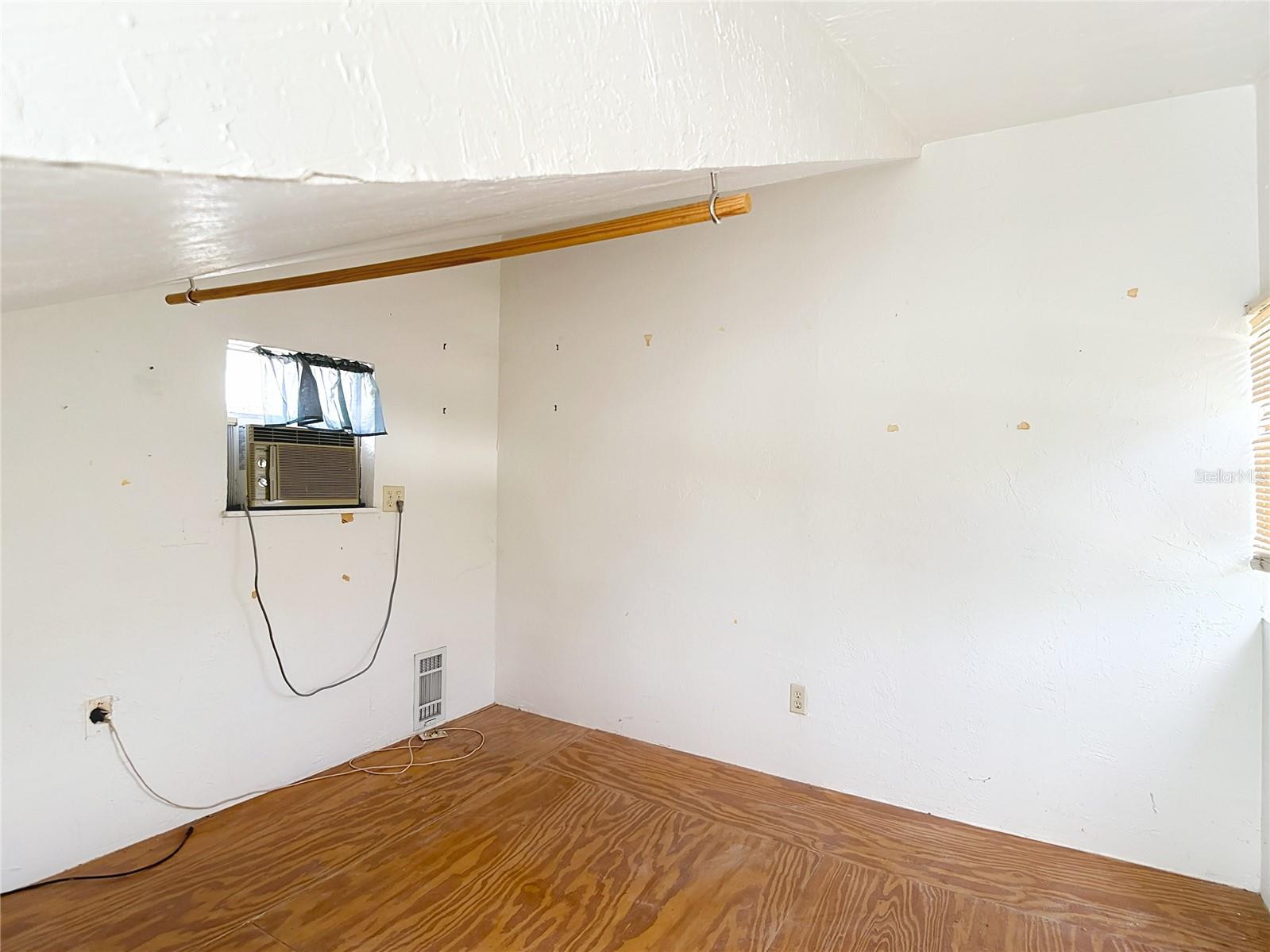 2nd story office/loft/entertainment