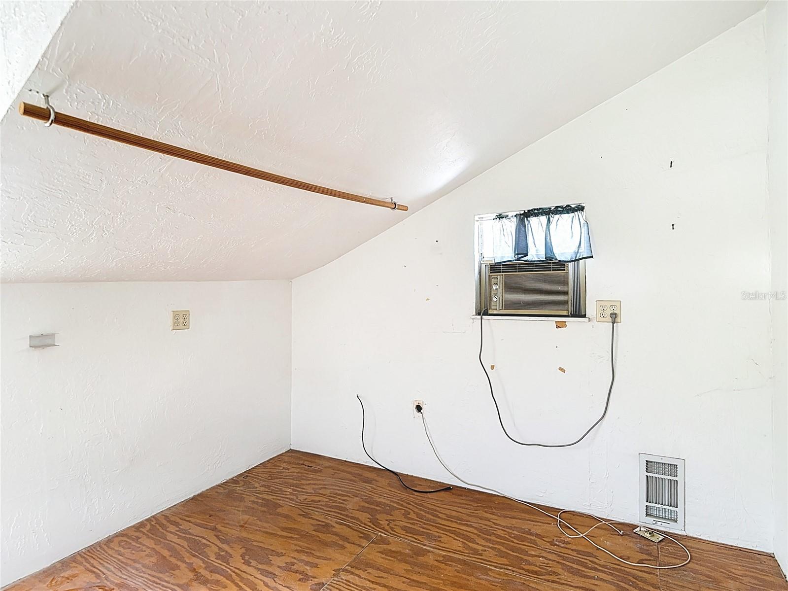 2nd story office/loft/entertainment