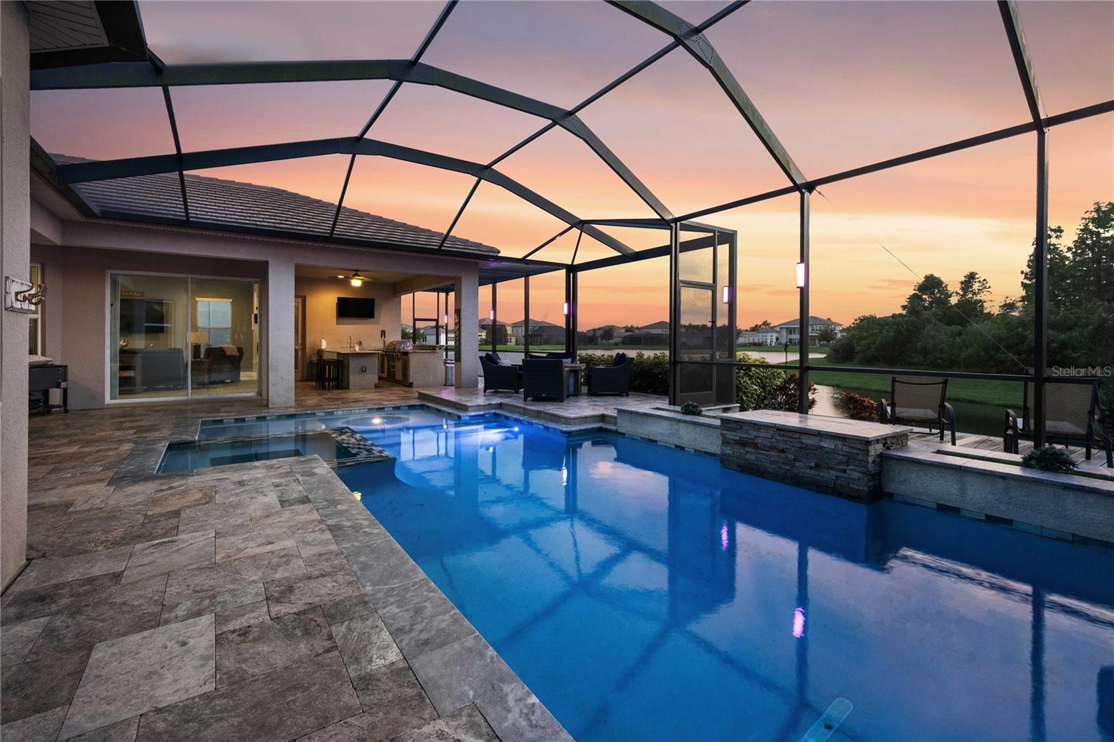 Spa/pool with view of outdoor kitchen