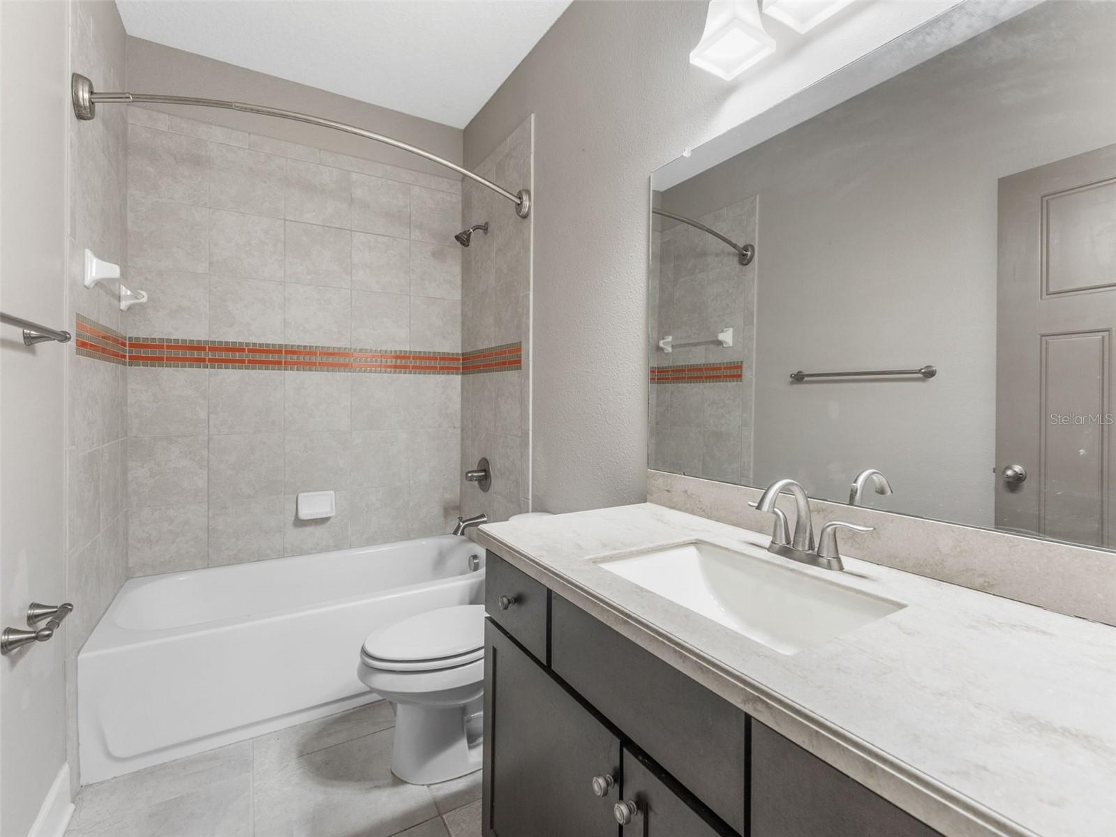 Upstairs Full Bathroom!