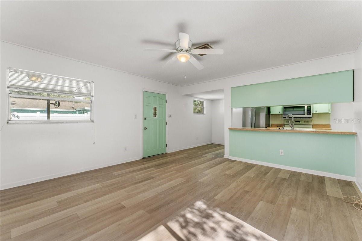 1/1 apartment with new flooring