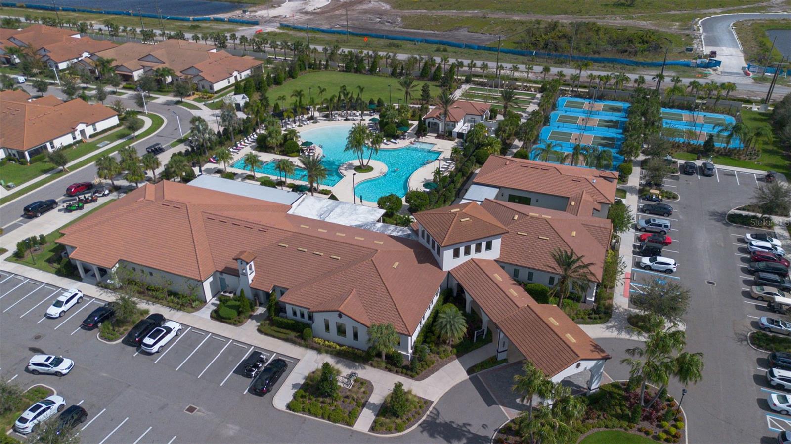 Clubhouse, bar, pool, & fitness