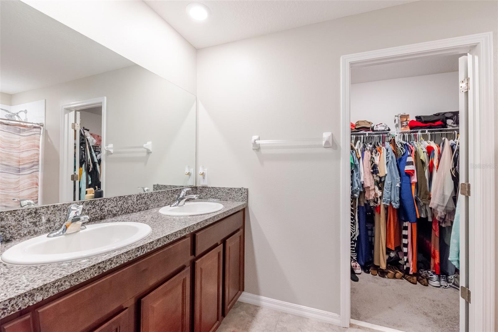 Master bath/ walk in closet