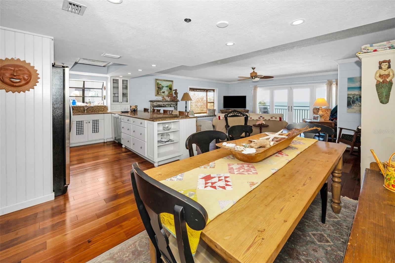 .. Direct Water -  Two Story 3 Bedroom / 3 Bath / 2320 Sq Foot SW Corner Penthouse With Beach Views From Every Window in Great Room ... Kit - Dining Area - Living Room  ( 29'  x 21' = 609 sq ft. )