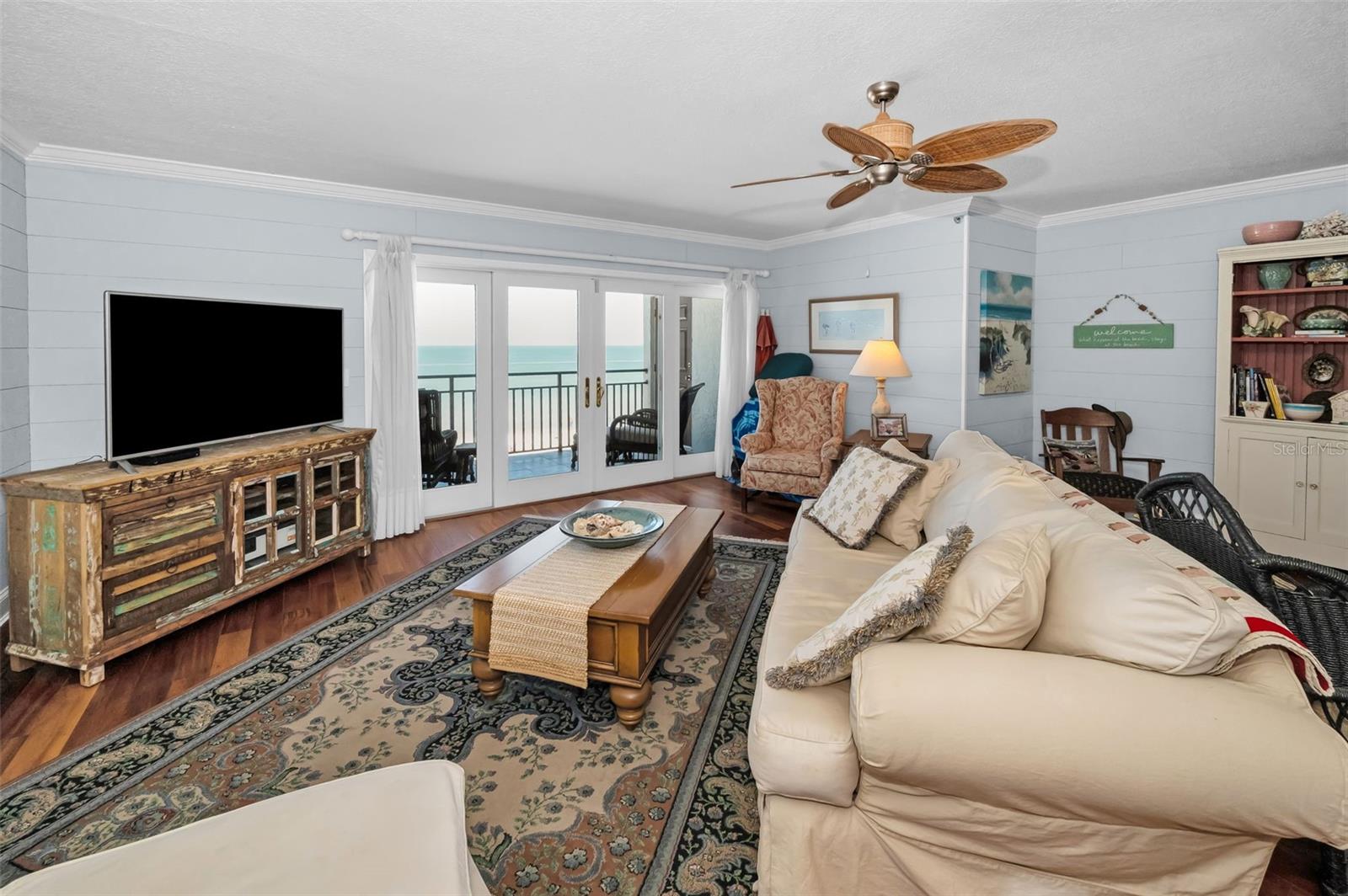 ... Owners Have Put Together A Lovely Family Beach Getaway. You  Know It Took Time and Patience  To Gather The Decor For  This Home..