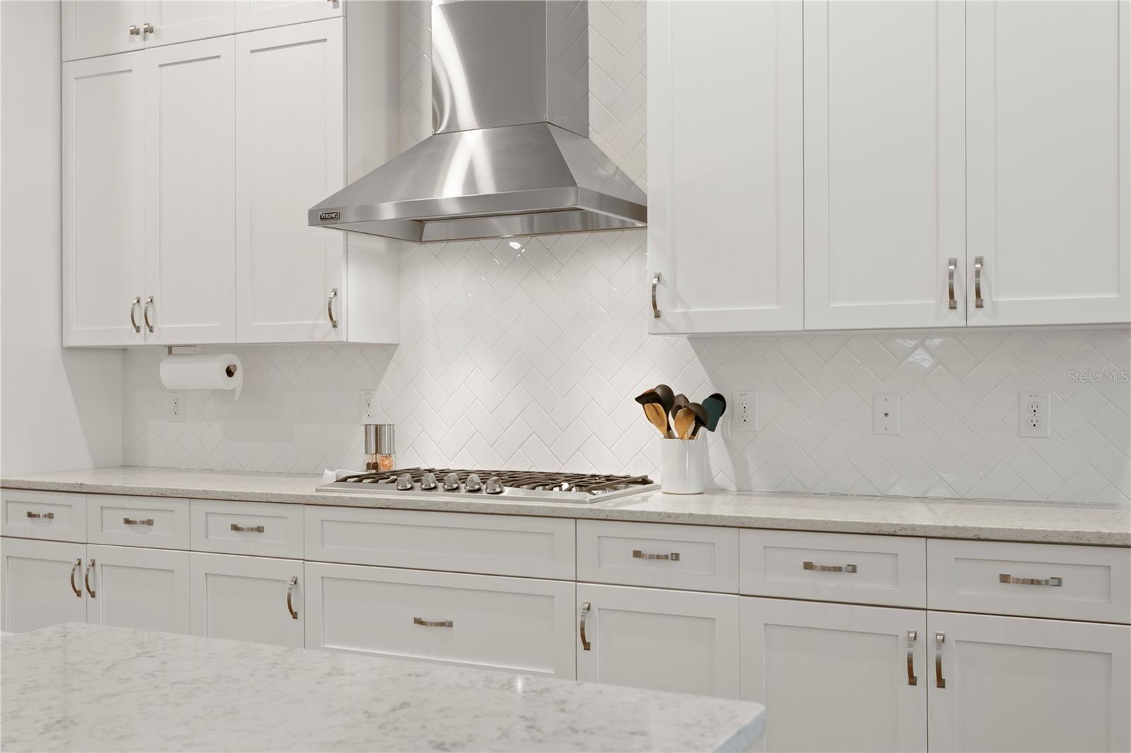 Beautiful tile backsplash and plenty of storage space!