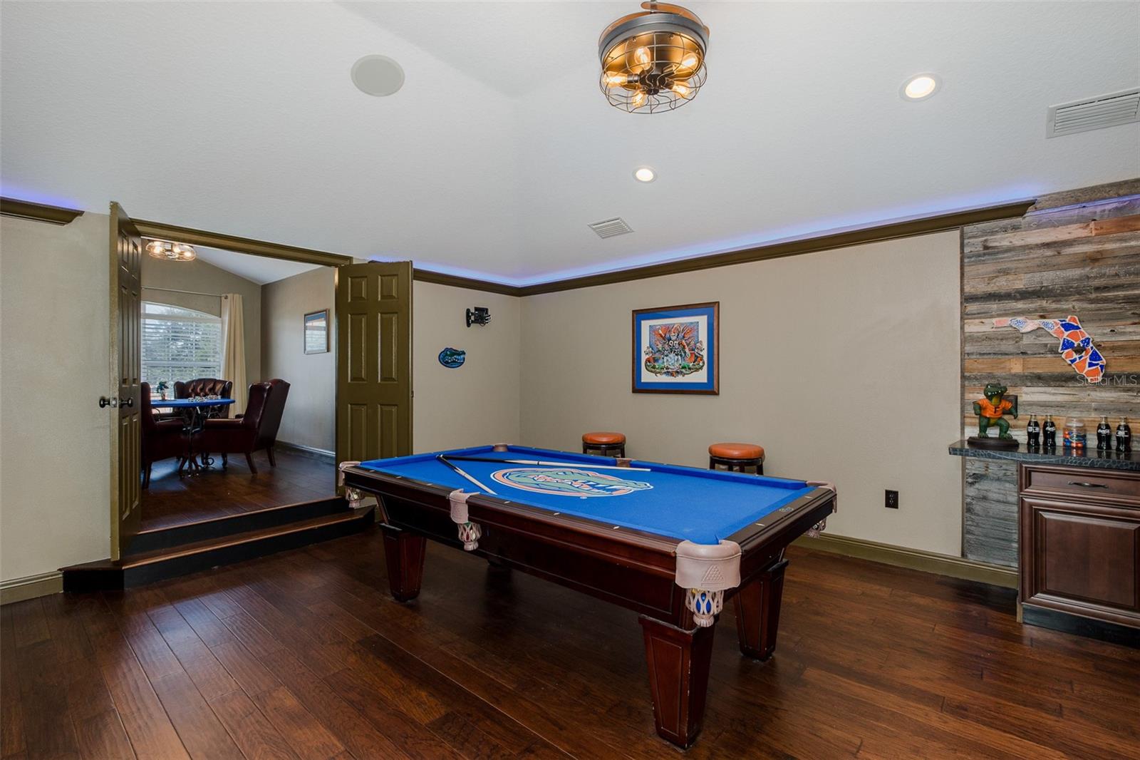 Upstairs Bonus Room w/POOL Table!