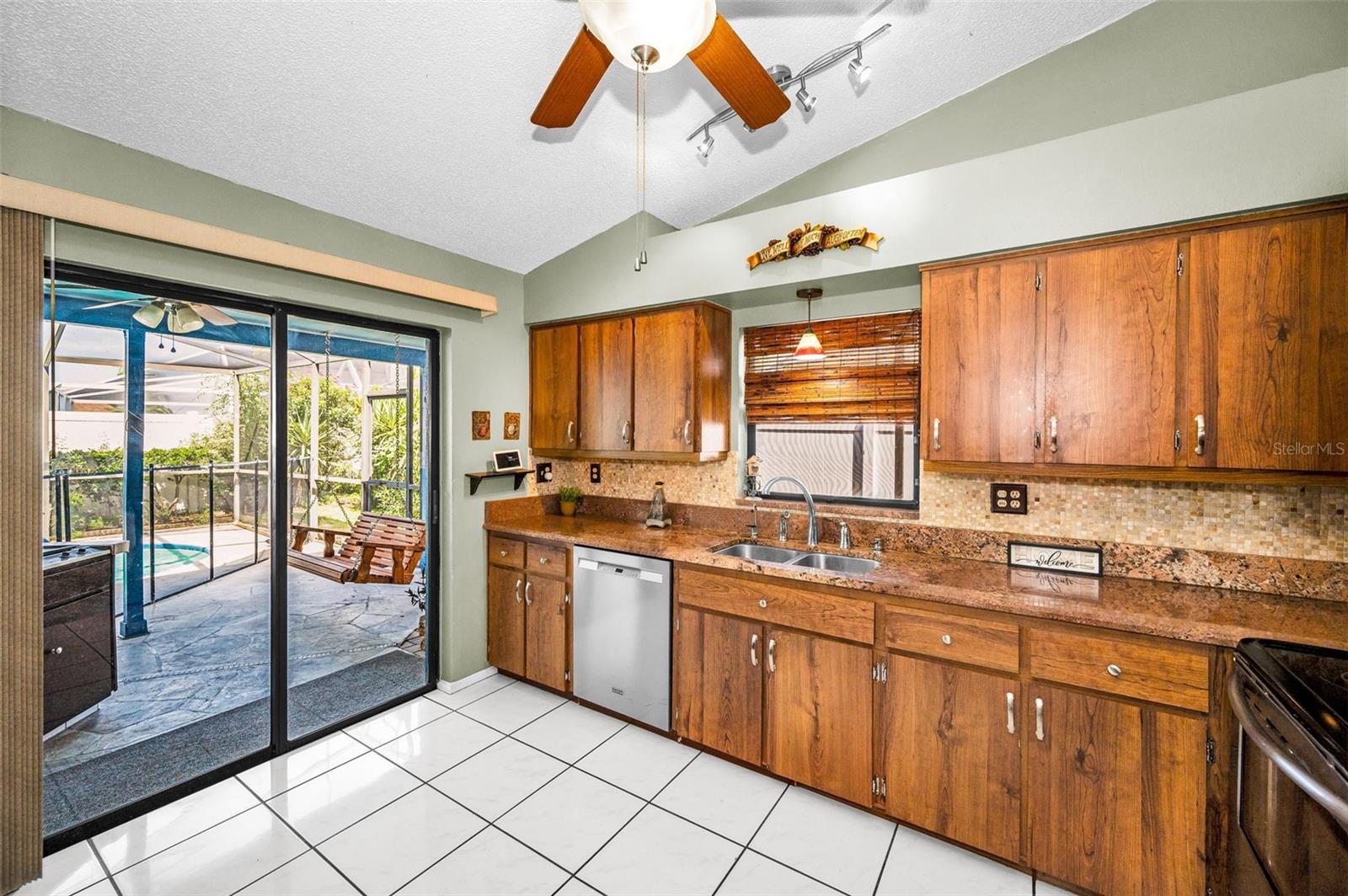 KITCHEN - GREAT COUNTERSPACE