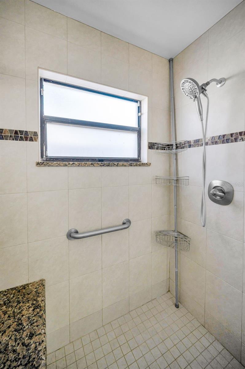 WALK-IN SHOWER W/SEAT & GLASS ENCL