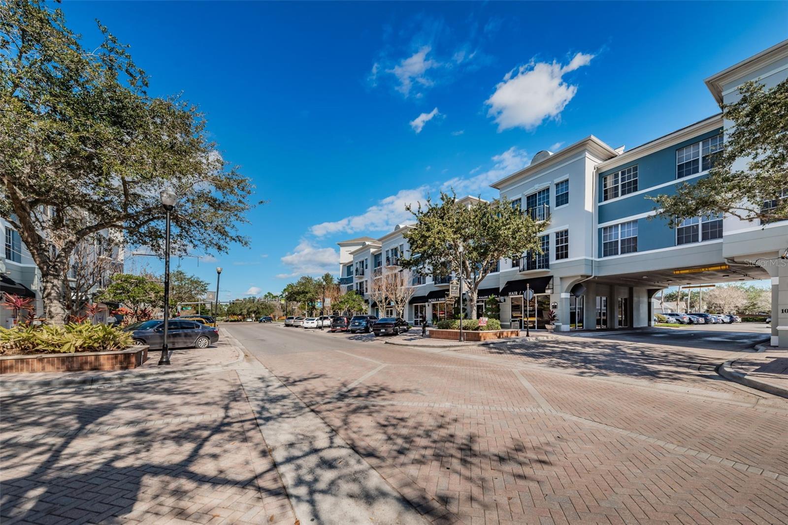 SHOPS & RESTAURANTS