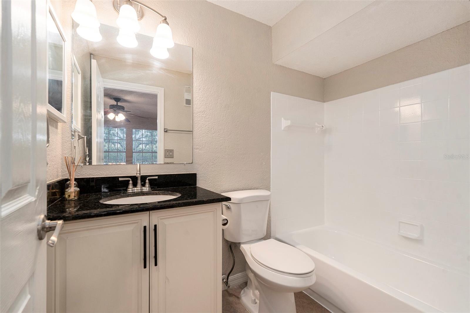 Primary En Suite - Full Bathroom