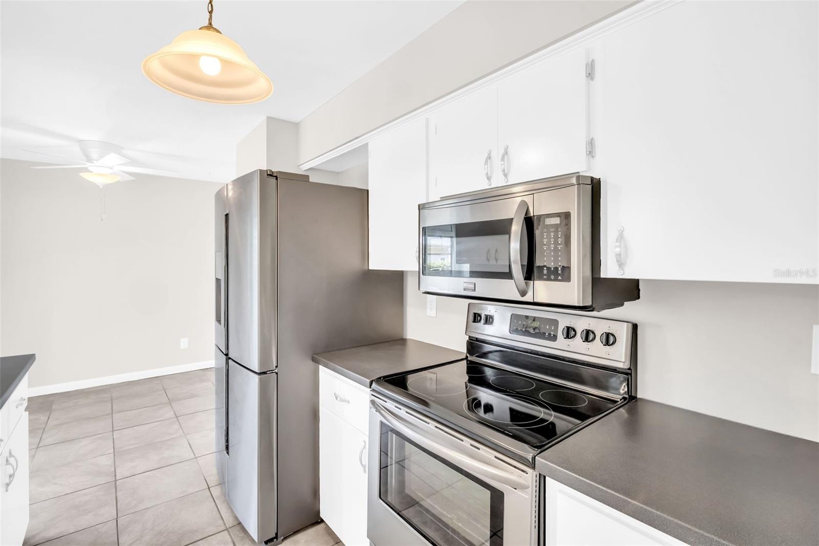 Sleek stainless appliances & updated lights/fixtures~