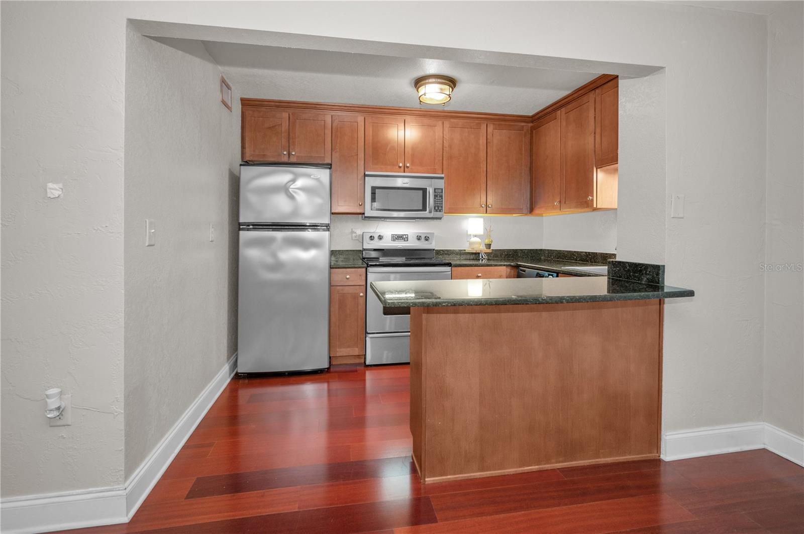 Kitchen with breakfast bar