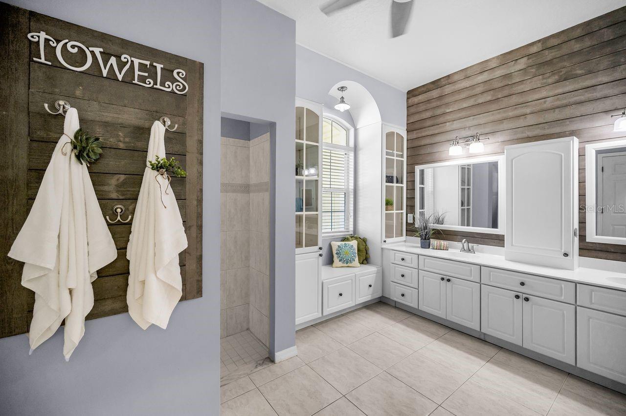 Such a beautiful primary bath!