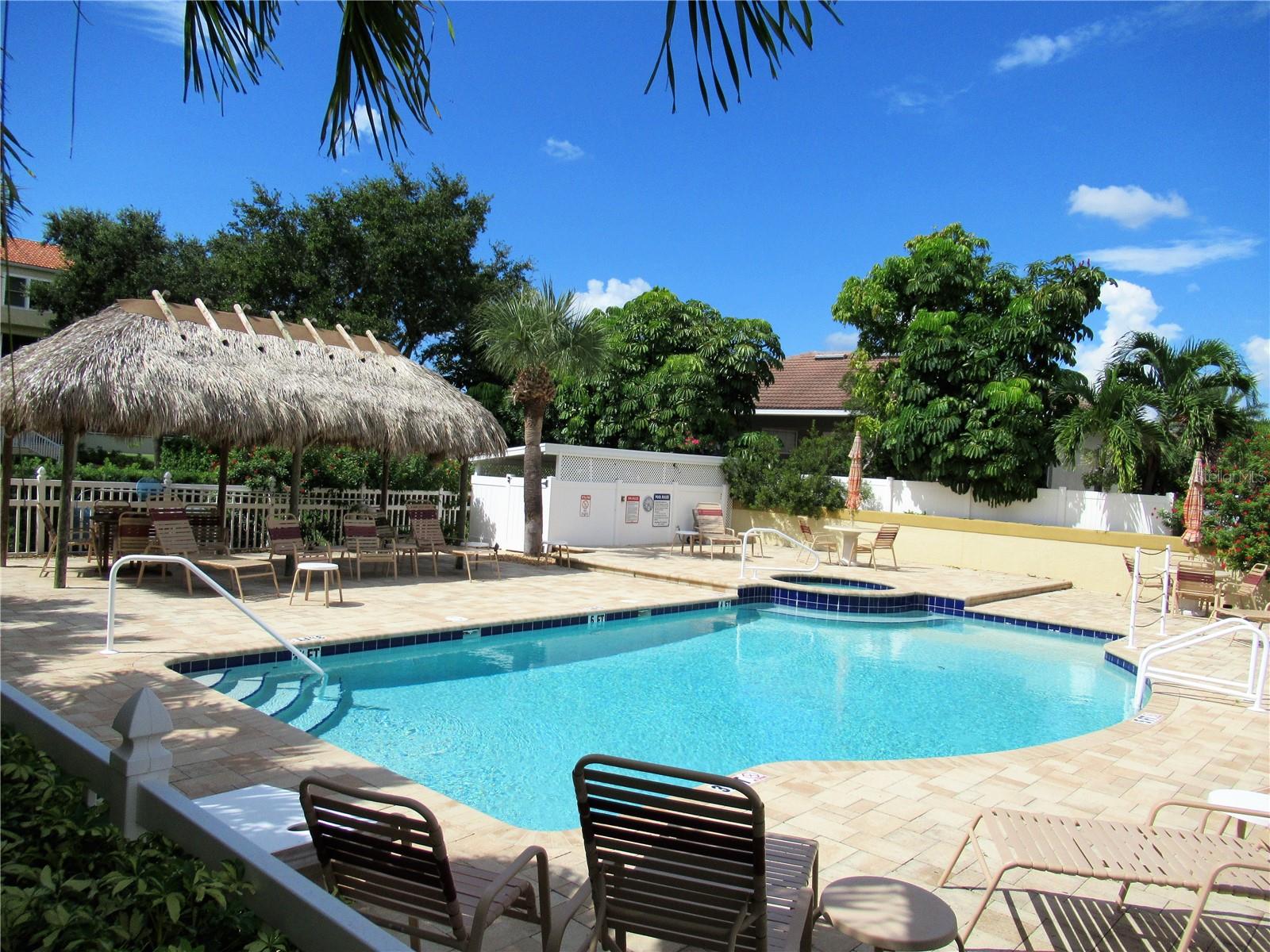 Heated Swimming pool, spa & Tiki Hut