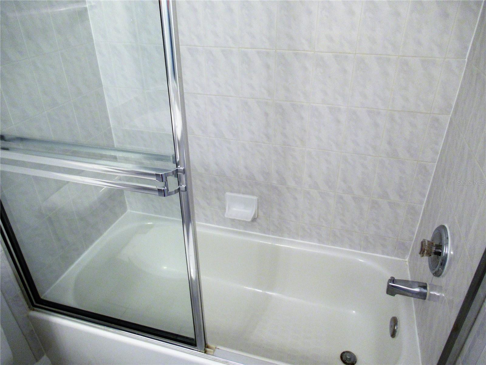Tub/shower combo Bathroom #2 (en-suite)