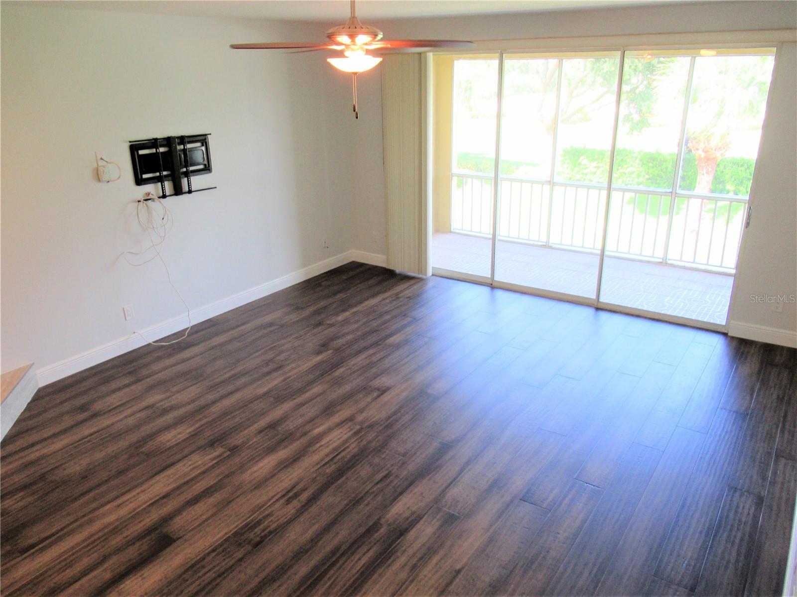 Living room w/no furnishings