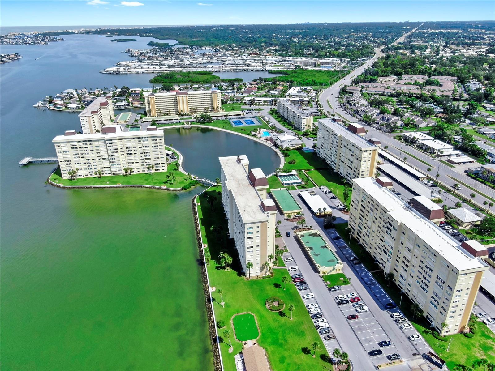 Great location near restaurants, Publix, shopping, beaches and more!
