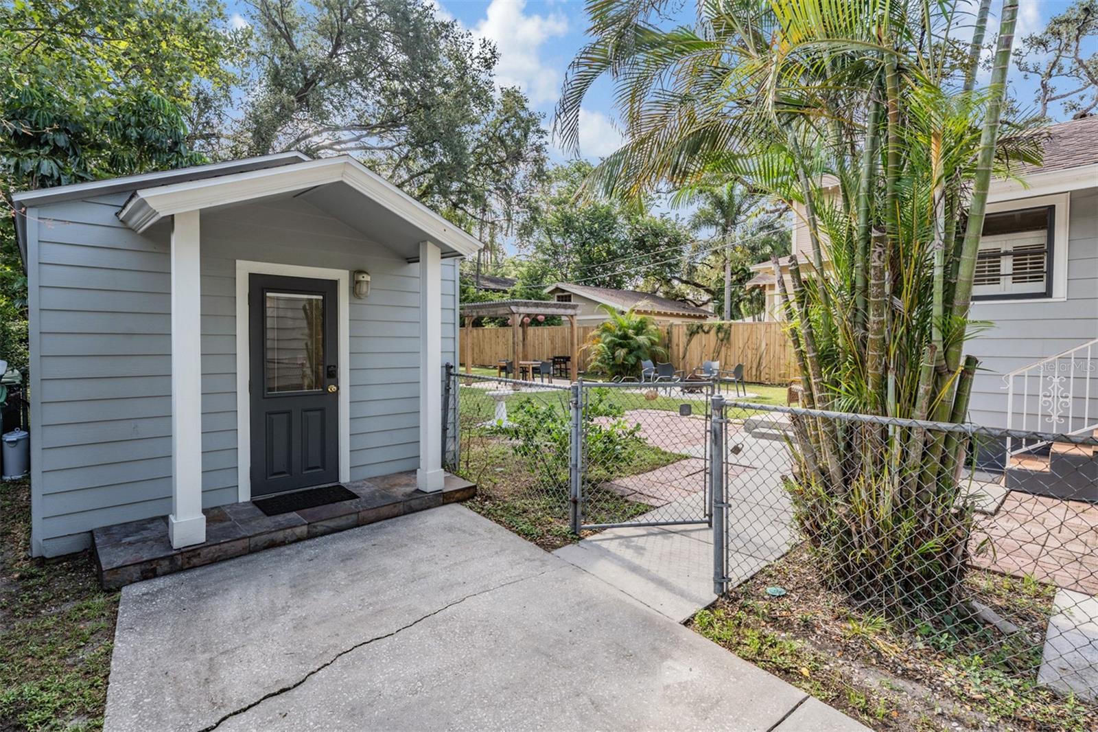 Detached studio guest cottage!
